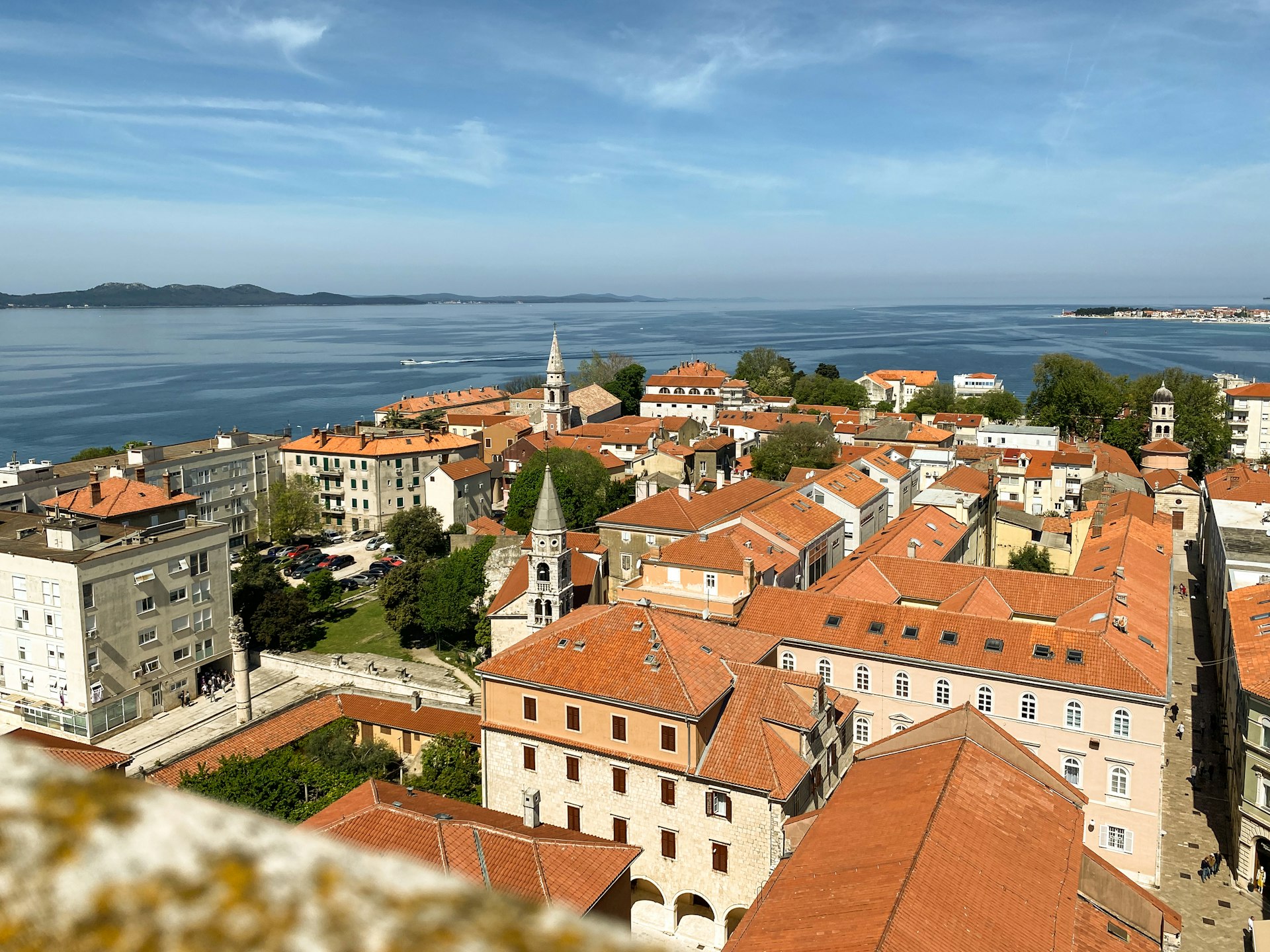 Zadar - střechy starého města a Jadran